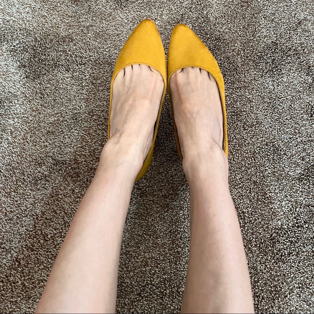 Classic Women's Suedo pump in Yellow